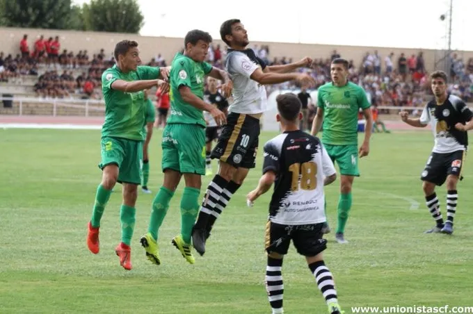 De la Nava pelea por un balón en el duelo de ida