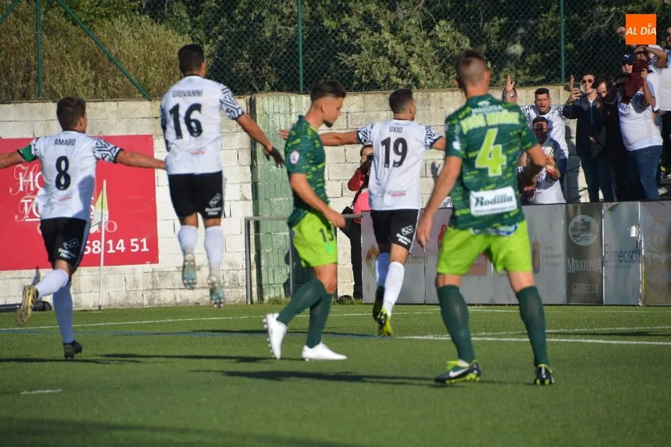 Uxío celebra su gol en el Municipal