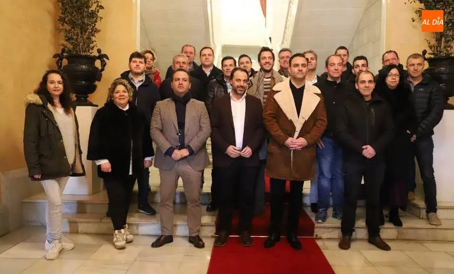 Hosteleros que irán a Madrid Fusión, junto al concejal de Turismo, Fernando Castaño, y el diputado provincial de Turismo, Javier García Hidalgo. Foto de Lydia González