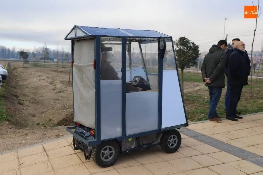 Peculiar silla de ruedas eléctrica retocada por su propio usuario