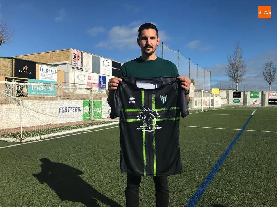 Carlos Molina vuelve a pisar el Municipal y muestra su camiseta para el resto de la temporada