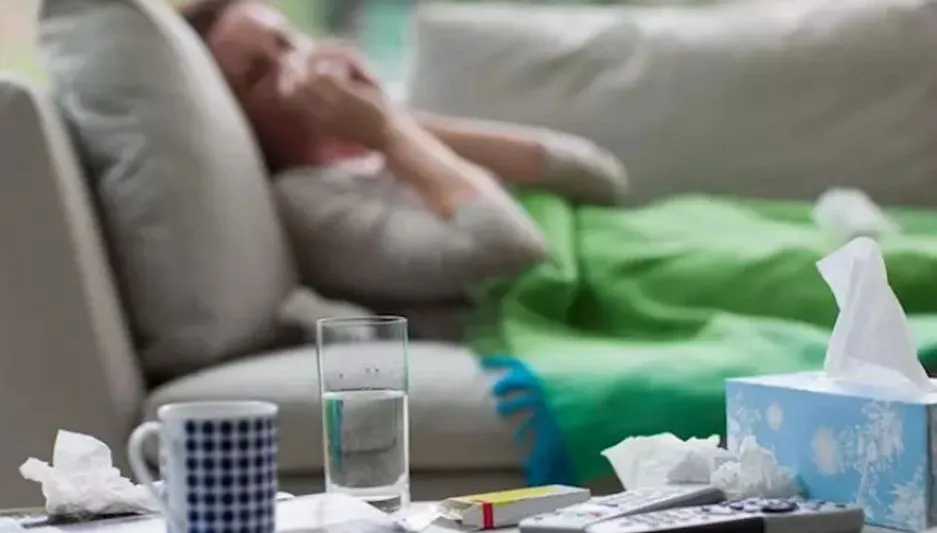 Mujer enferma con gripe