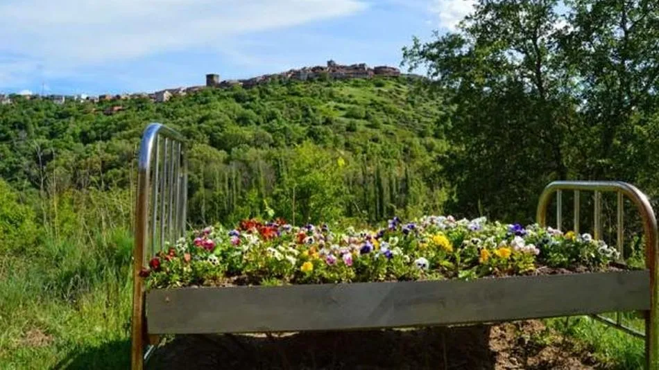 Diez camas conviven con el entorno e invitan a detenerse para componer la imagen con el paisaje