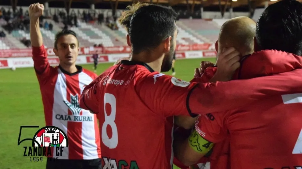 El salmantino Garban celebra un gol con sus compañeros / ZAMORA CF