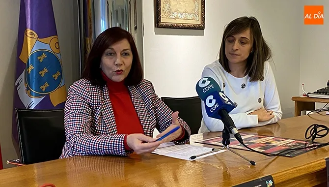 La alcaldesa Carmen Ávila y la concejal de cultura, Fátima Manzano, presentaba la programación del primer semestre teatral