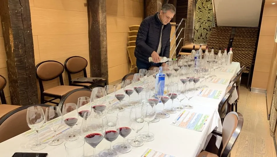 Arturo de la Torre fue el encargado de dirigir la cata / FOTOS: JAVIER BRAGADO