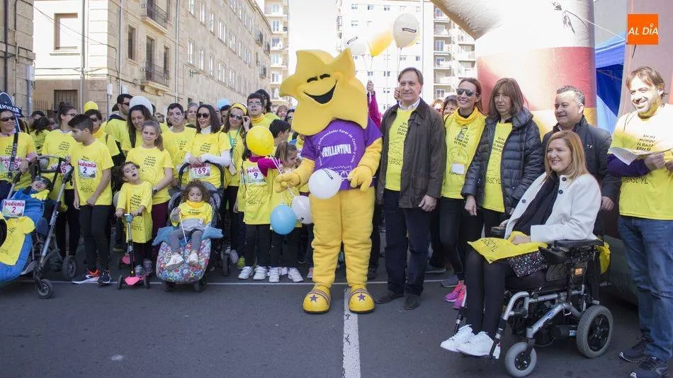 El alcalde de Salamanca, en el centro, en la edición anterior de esta Marea Amarilla