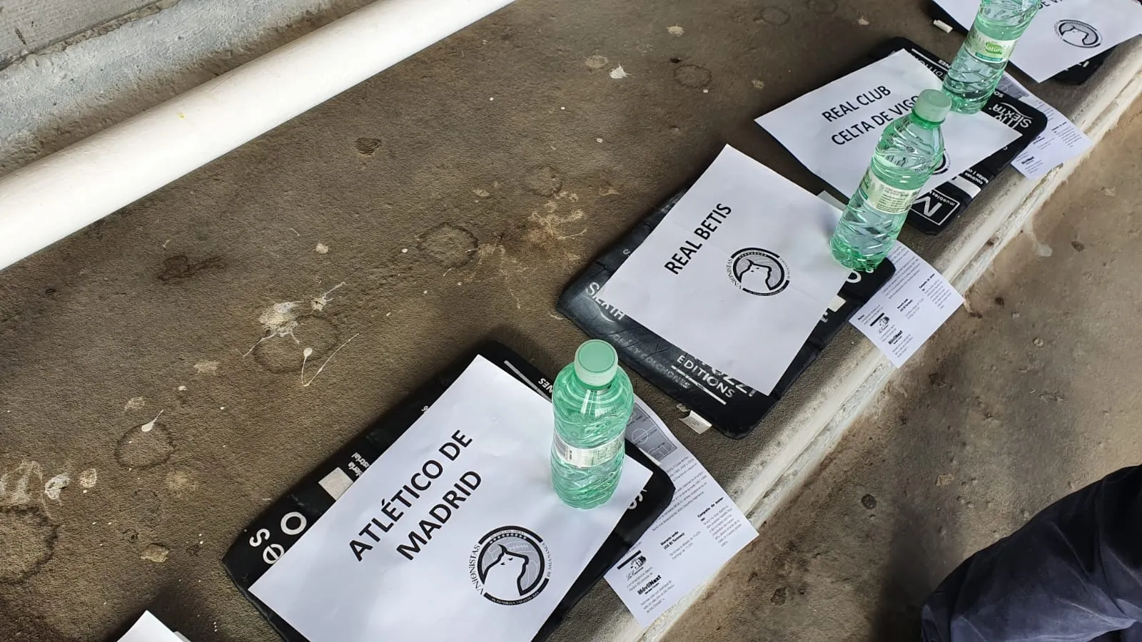 Carteles de diversos clubes de Primera en el palco