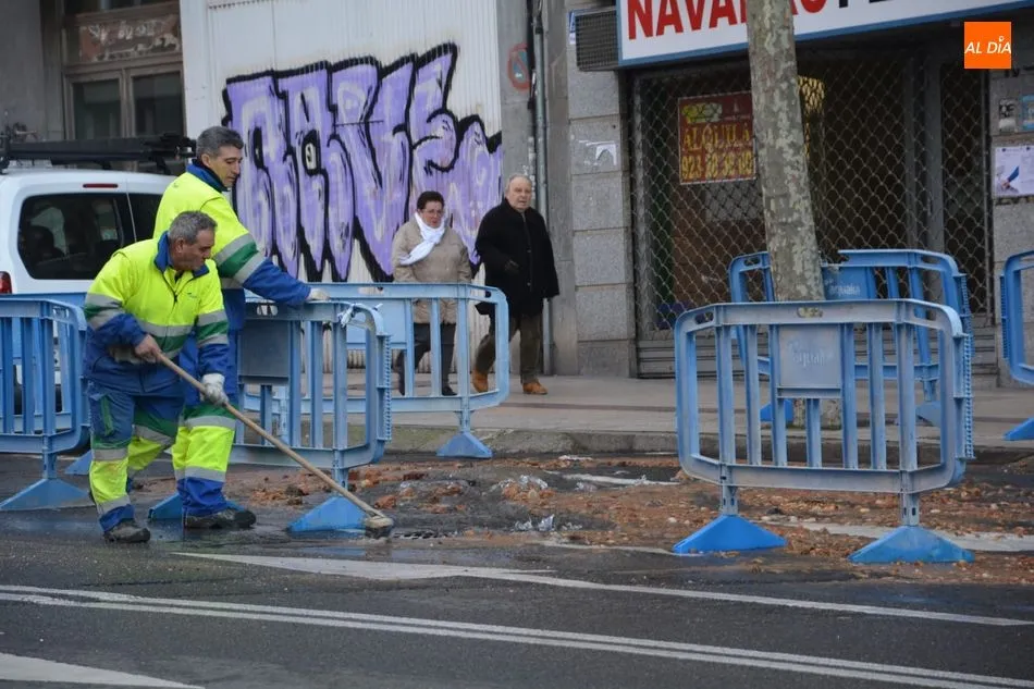 Operarios en la avenida de Comuneros. Foto de archivo