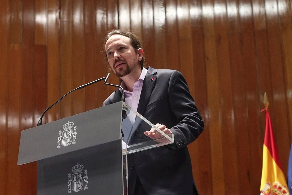 Pablo Iglesias recibe entre gritos de ¡Sí se puede! su cartera de vicepresidente