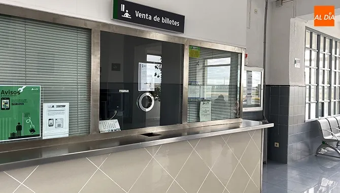 Unos carteles explican los sistemas de compra de billetes hasta la llegada de la maquina expendedora a la estación de tren de Peñaranda