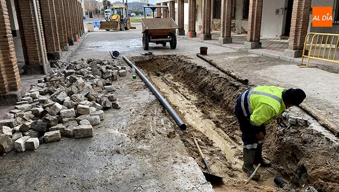 Operarios municipales trabajaban este lunes en la avería de agua de la calle Cervantes