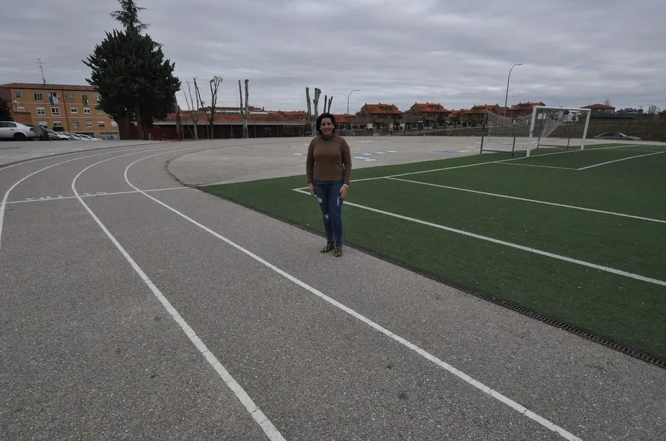 La edil de Deportes, Silvia González, en las pistas del CEIP Miguel Hernández