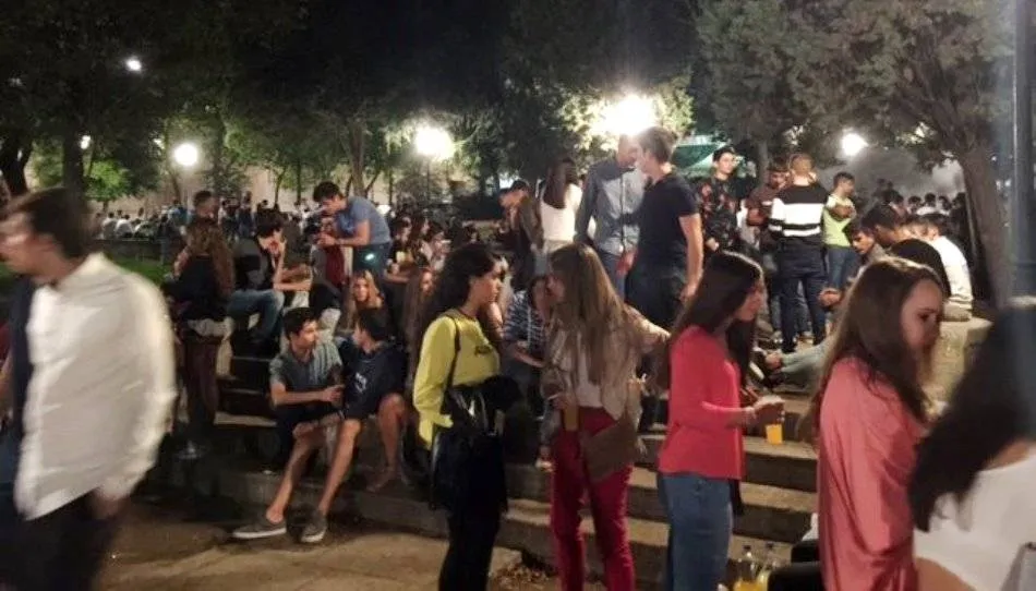 Varios adolescentes consumiendo alcohol en el Campo San Francisco | Foto Archivo