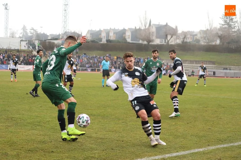 Garrido pelea por un balón
