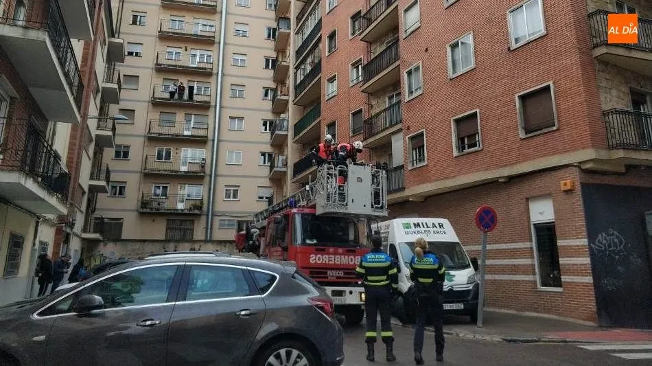 Intervención de los Bomberos en la calle Cepeda. Foto de Lydia González