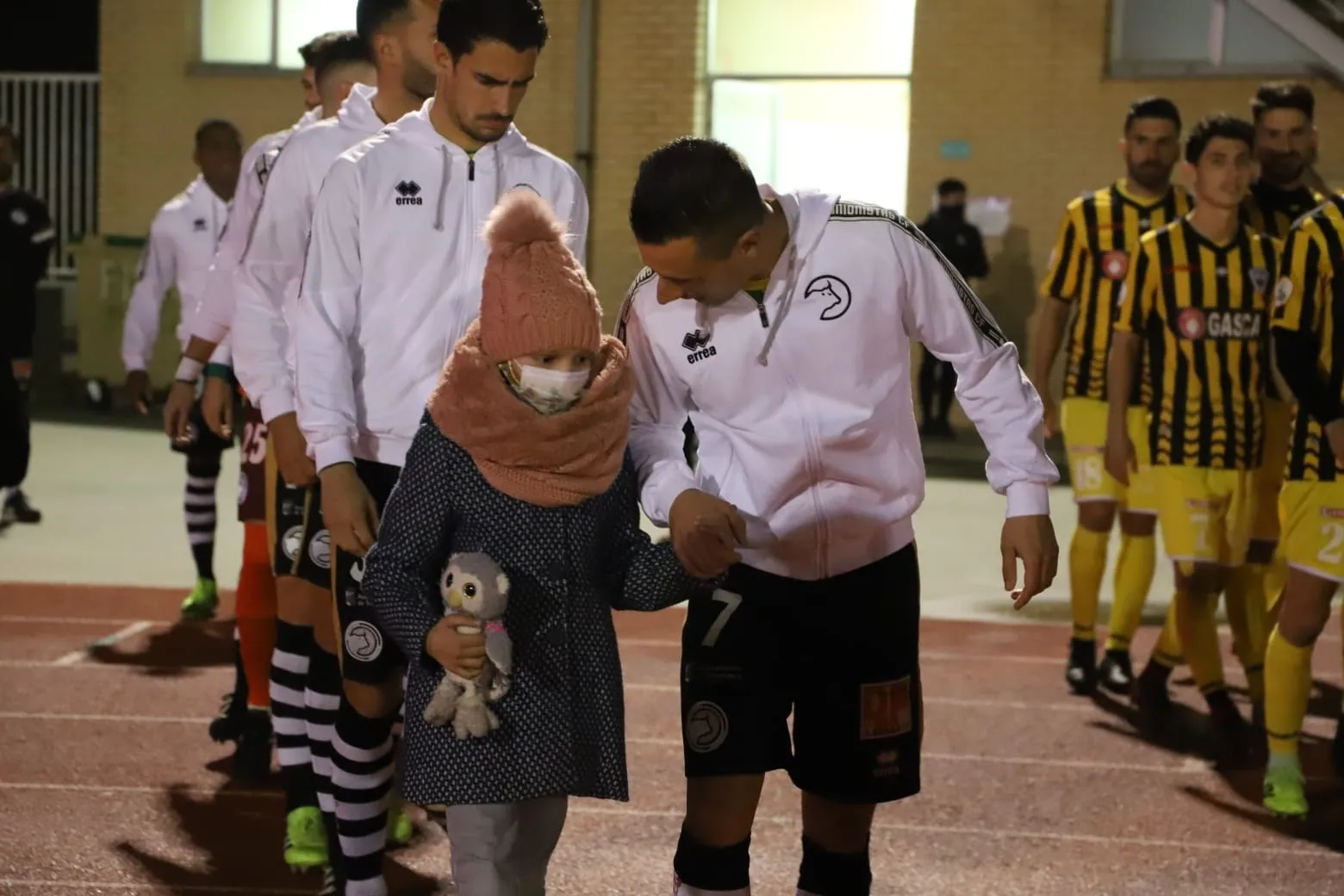 Unionistas tiene un bonito gesto con María en la salida al campo contra el Barakaldo