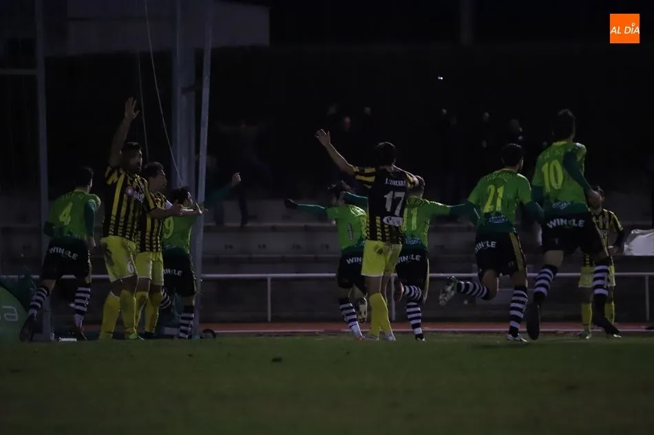 Guille Andrés, con el dorsal 9 a la espalda, celebra su gol al Barakaldo