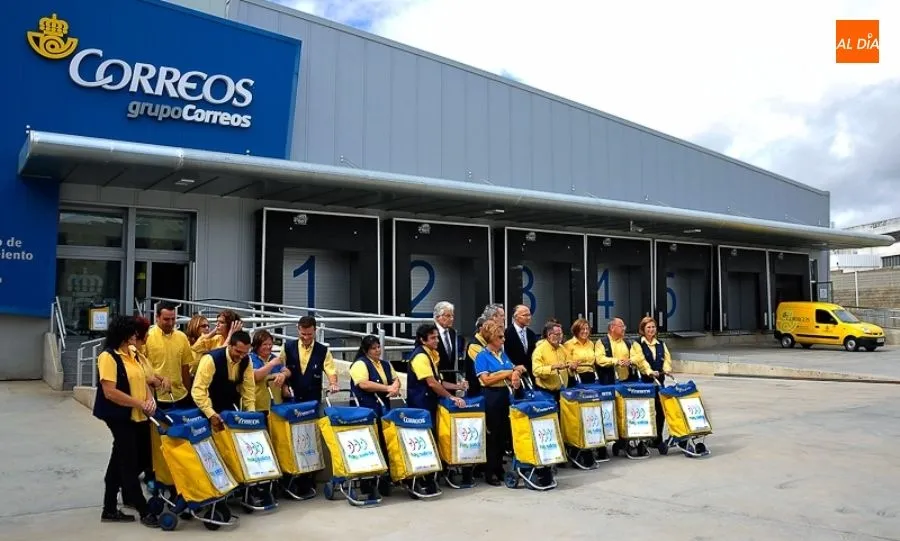 Profesionales de Correos, junto a su sede en la carretera de Zamora