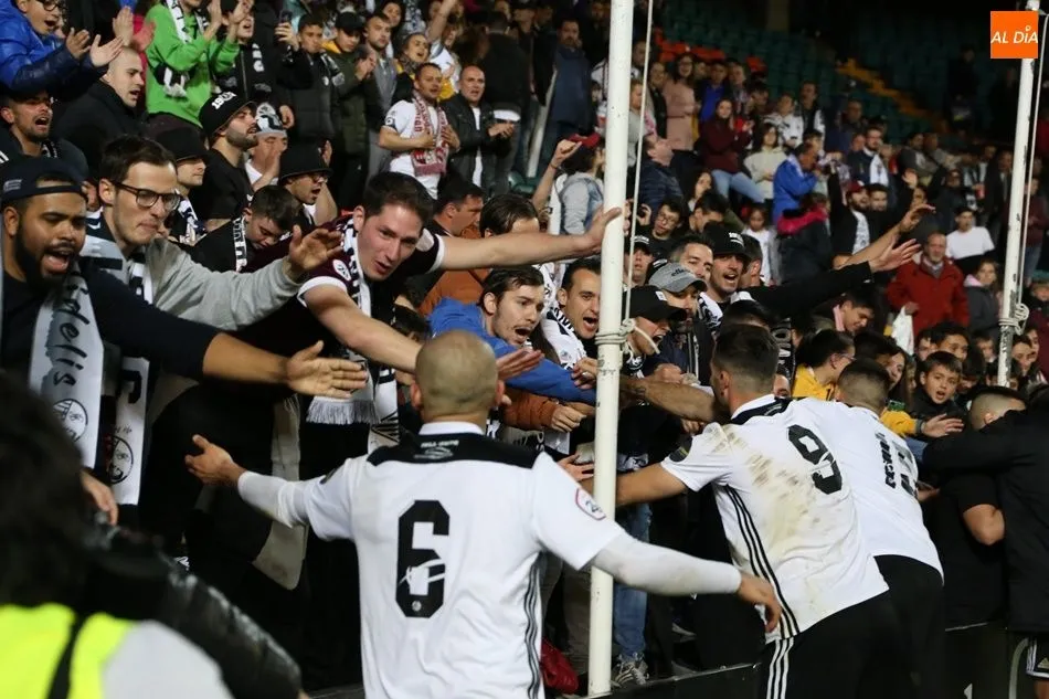 La afición, con los jugadores del Salamanca UDS