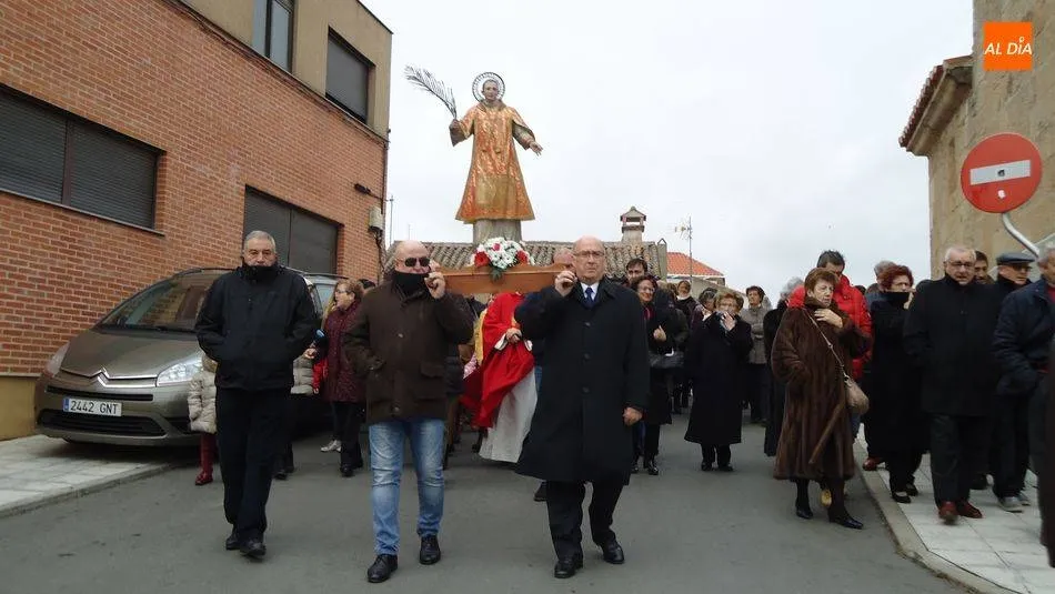 Los vecinos acompañando a San Vicente en la procesión del pasado año