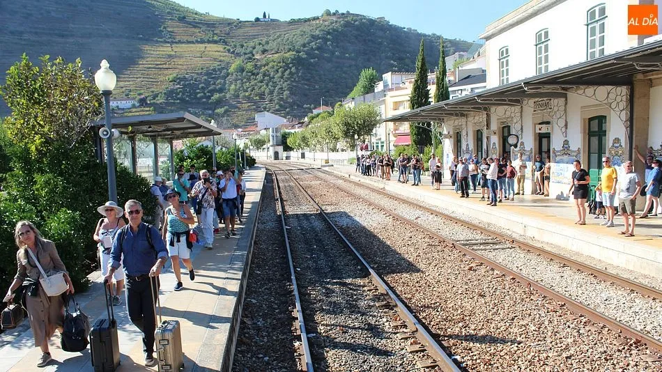 Viajeros en la estación de Pinhão, en el Alto Douro Vinhateiro/ MARTÍN-GARAY
