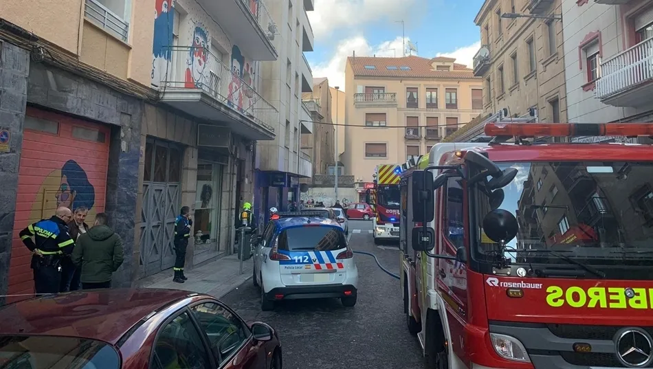 Bomberos y efectivos de la policía en el lugar del suceso