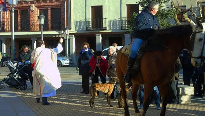 Macotera realizaba la bendición de los animales durante la festividad de San Antón. Fotos: José Guerras