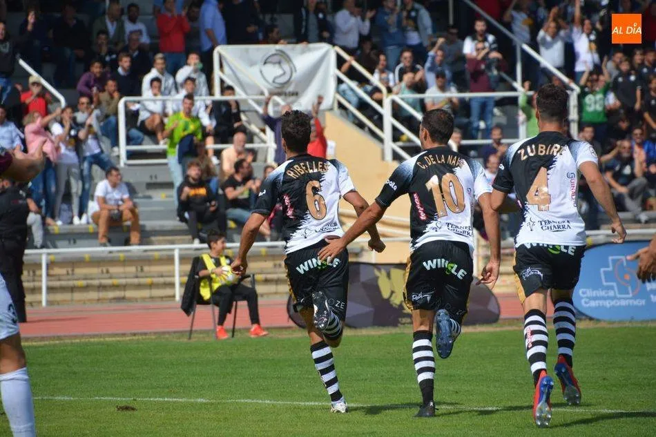 Los jugadores de Unionistas celebran un gol