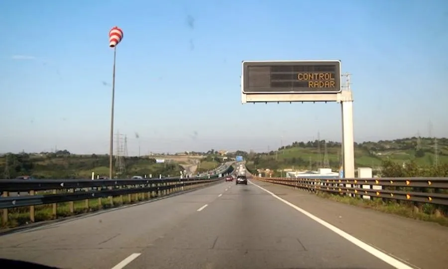 La DGT utilizará los sistemas de control y monitorización que tiene instalados en la carretera (lectores de matrícula) para comprobar si los vehículos que circulan van con la ITV en vigo