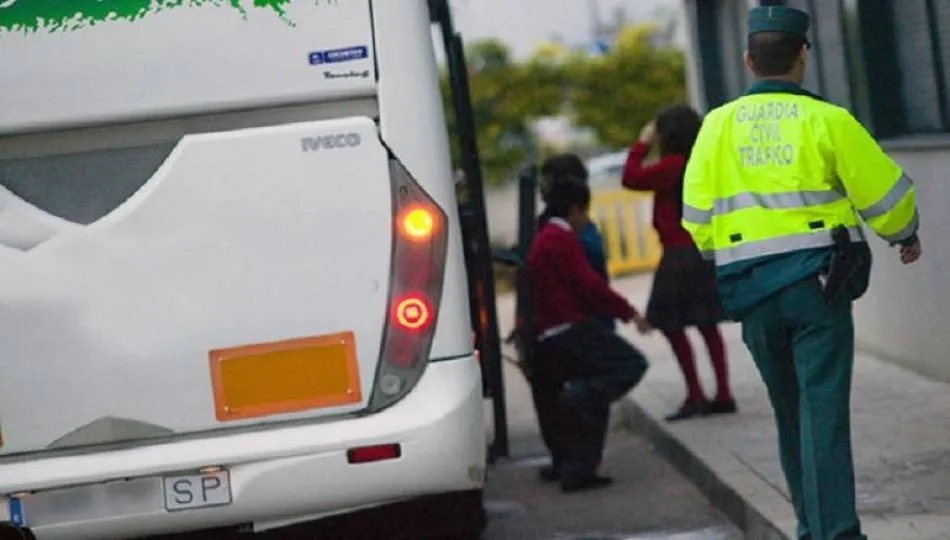 Guardia Civil en un suceso con un autobús escolar | Foto: Archivo