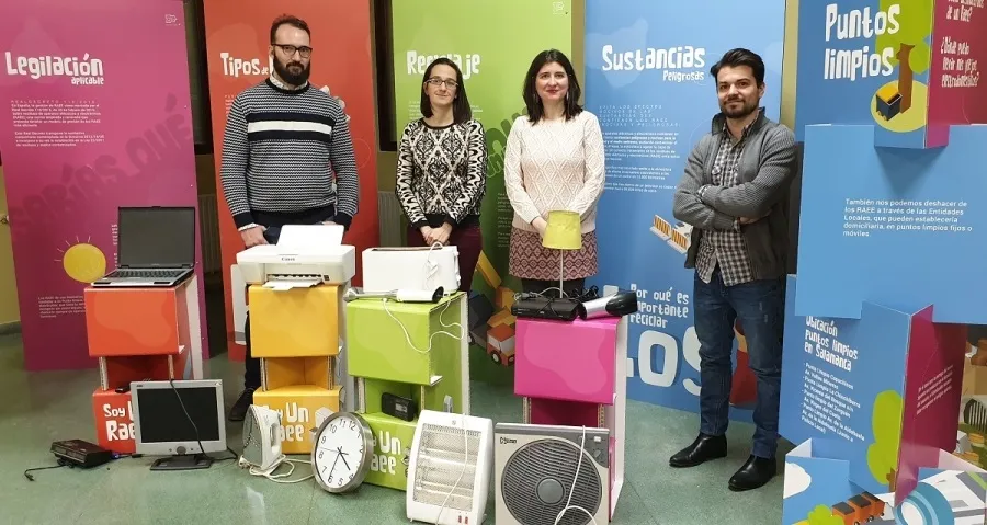 La concejala de Medio Ambiente, Parques y Jardines, Miryam Rodríguez, en el centro, en la inauguración de esta muestra