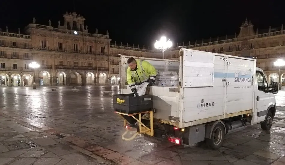 Operario municipal esparciendo sal en la Plaza Mayor. Foto: AytoSalamanca