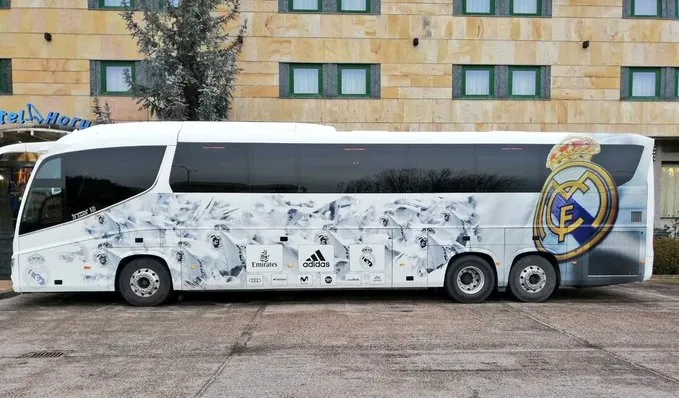 El autocar del Madrid, en el Hotel Horus / @UnionistasCF