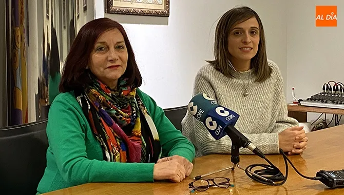 La alcaldesa Carmen Ávila y la concejal de Cultural, Fatima Manzano, explicaban las contrataciones y la nueva situación del CDS