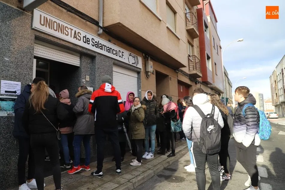 Largas colas en la sede de Unionistas para comprar una localidad / Lydia González