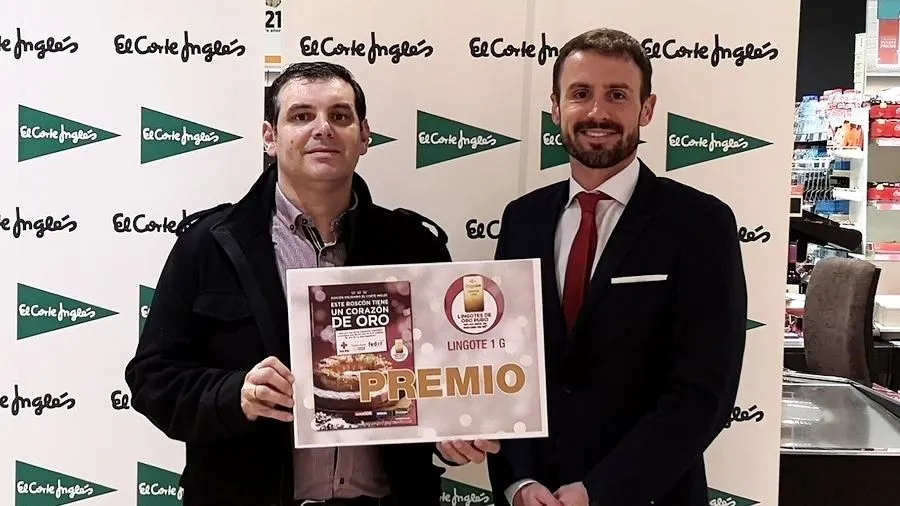 Entrega del premio al ganador de este concurso de El Corte Inglés de Salamanca