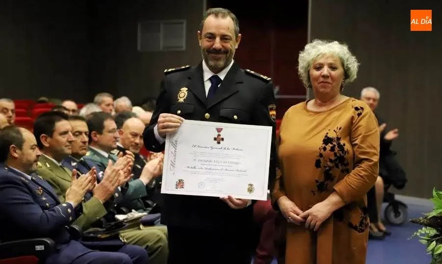 Uno de los policías condecorados, junto a la subdelegada del Gobierno en Salamanca, Encarnación Pérez Álvarez. Foto de Lydia González