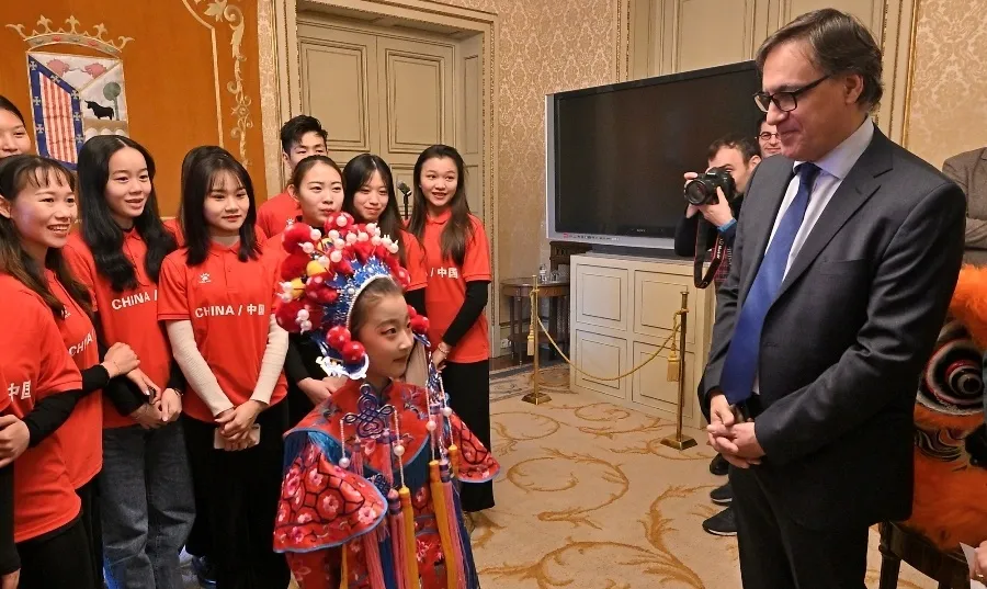Carlos García Carbayo, alcalde de Salamanca, junto a dos de los participantes de los actos del Año Nuevo Chino, en el Ayuntamiento