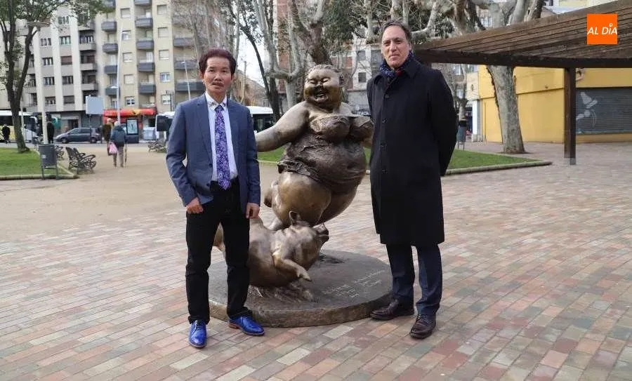 El escultor Xu Hongfei, junto al alcalde, Carlos García Carbayo, en la Alamedilla. Foto de Lydia González
