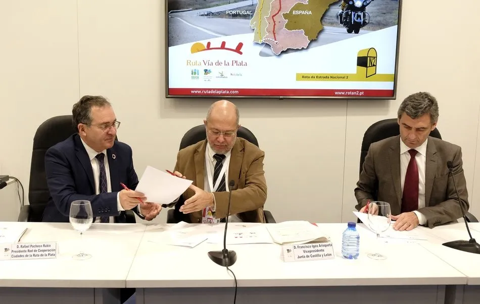 Firma del acuerdo en la jornada inaugural de Fitur