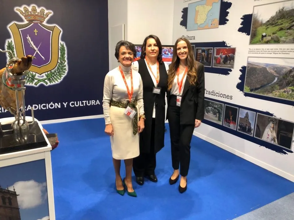 La delegación vitigudinense está formada por la alcaldesa, Luisa de Paz (i); la edil Victoria Rodríguez (d) y la técnico municipal Taquel Bernal (d).