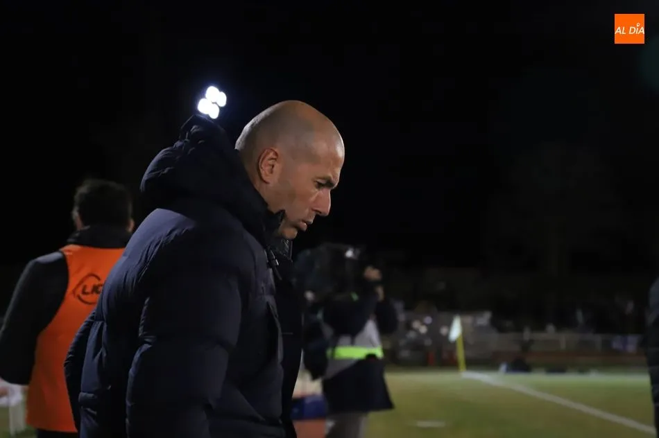 Zidane observa el césped de Las Pistas/ Lydia González