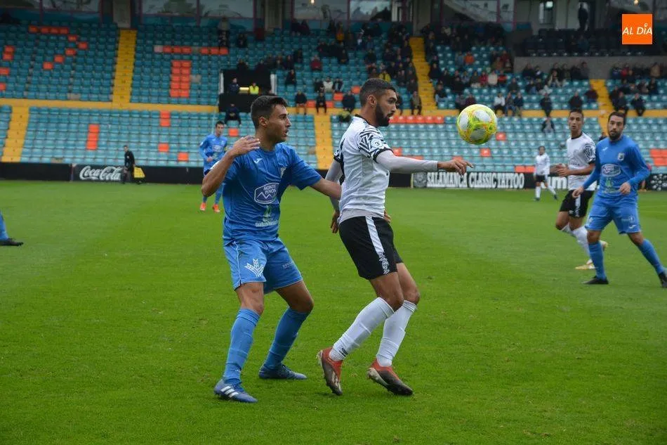 Vargas controla un esférico ante un rival