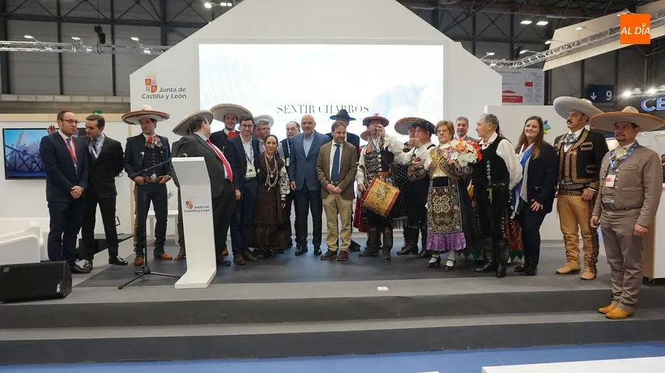 Foto de familia con los respresentantes de Salamanca y Jalisco tras el hermanamiento en Fitur