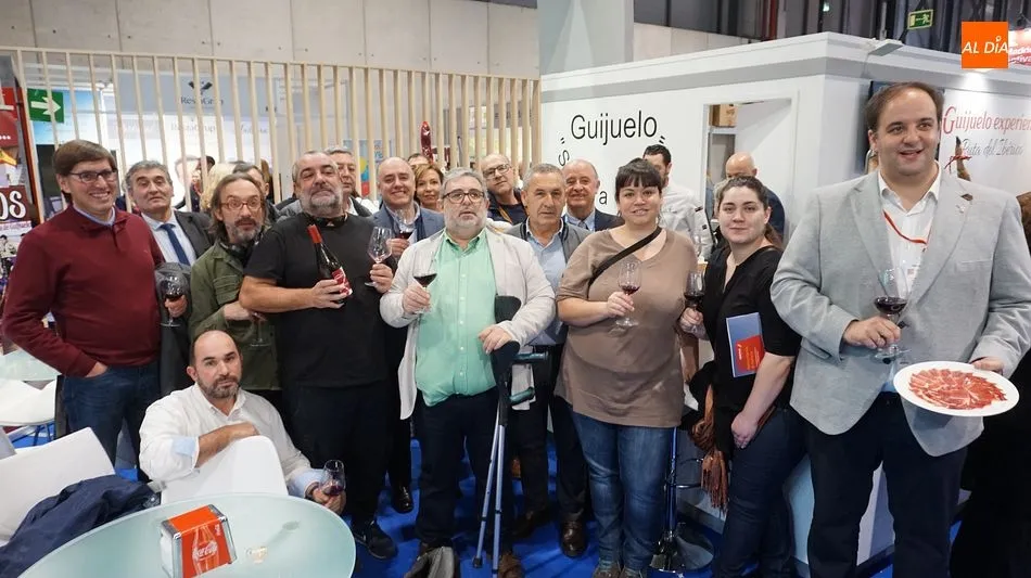 Los representantes serranos con el alcalde de Guijuelo, Roberto Martín, en el expositor chacinero