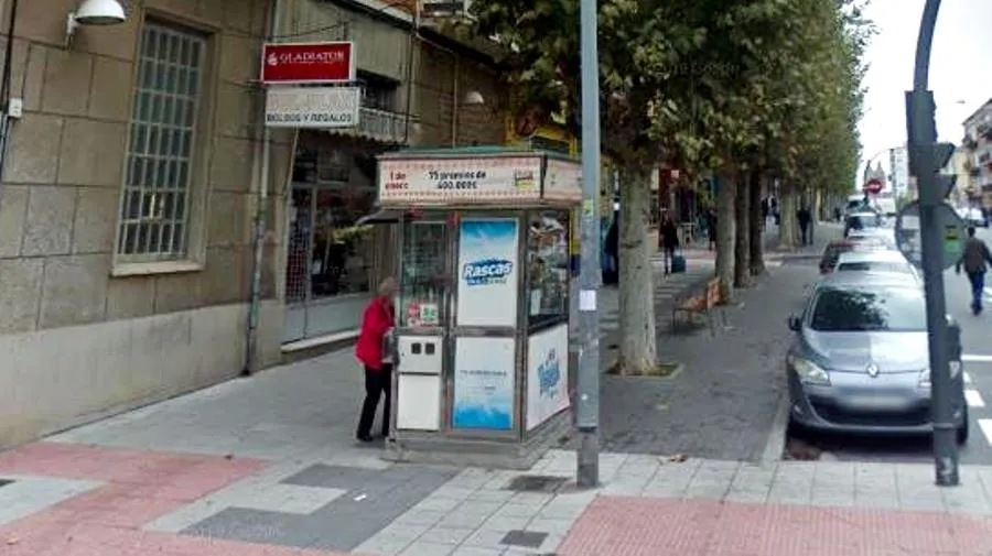 Quiosco situado en la avenida Filiberto Villalobos, esquina con la calle Arapiles. Foto de Google Maps