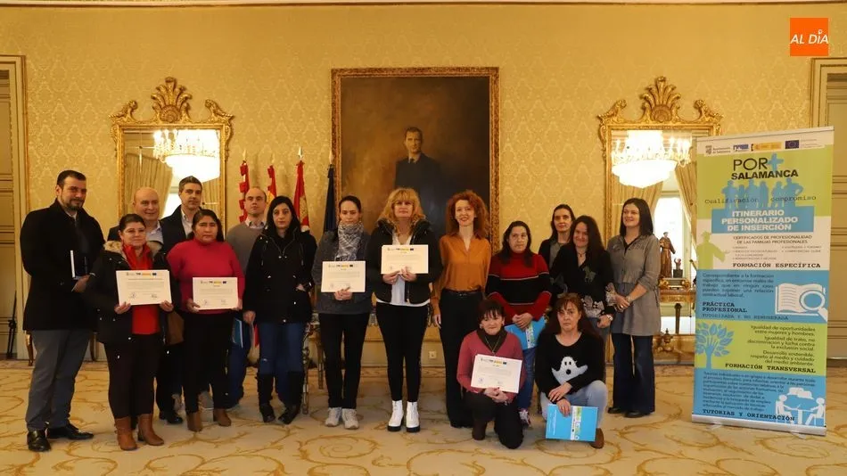 La concejala de Familia e Igualdad de Oportunidades del Ayuntamiento de Salamanca, Ana Suárez, junto a los alumnos en la entrega de diplomas. Foto de Lydia González