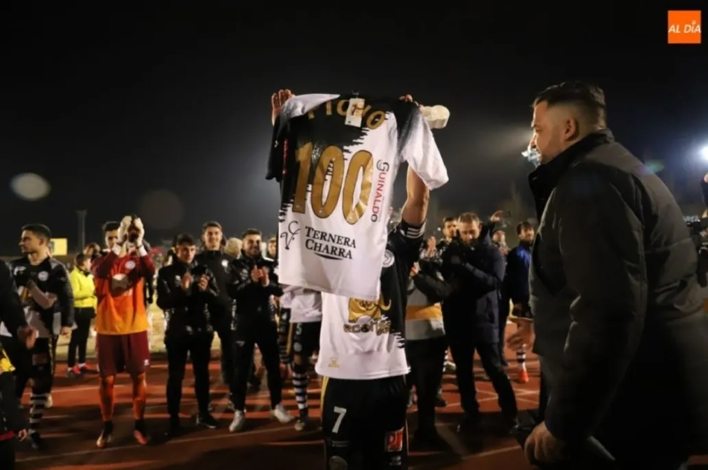 Sandoval observa con orgullo a Piojo