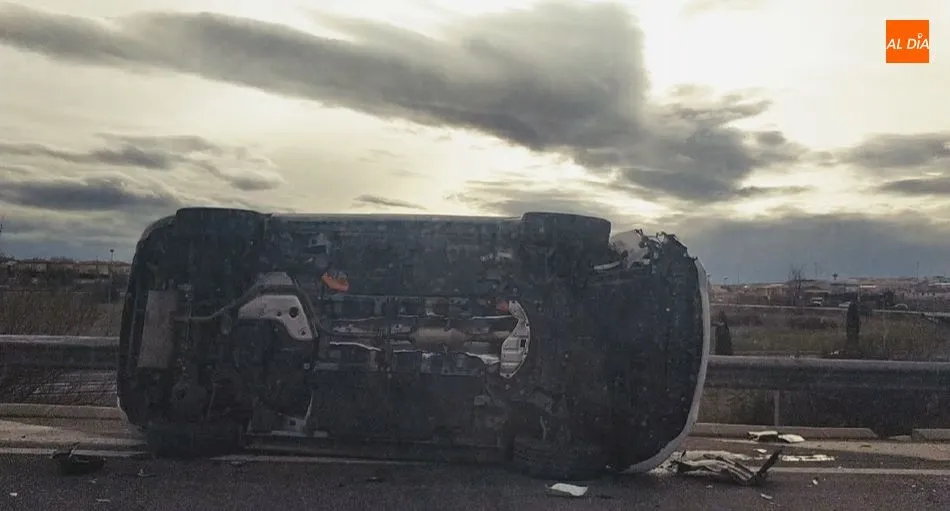 Vehículo volcado en la rotonda